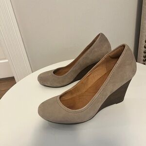 Clark’s Beige wedges. Great condition. Size 8.